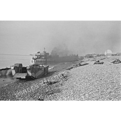 Cadavres de soldats et chalands échoués sur la plage de Dieppe après le raid canadien (Opération Jubilee) du 19 août 1942.