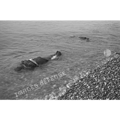 Cadavres flottant sur la plage de Dieppe après le raid canadien (Opération Jubilee) du 19 août 1942.