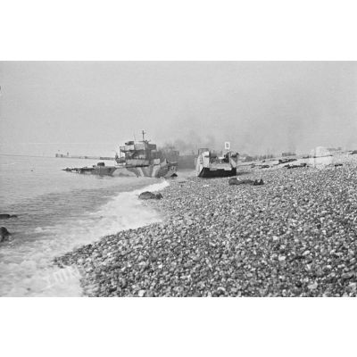Cadavres et navires échoués sur la plage de Dieppe après le raid canadien (Opération Jubilee) du 19 août 1942.