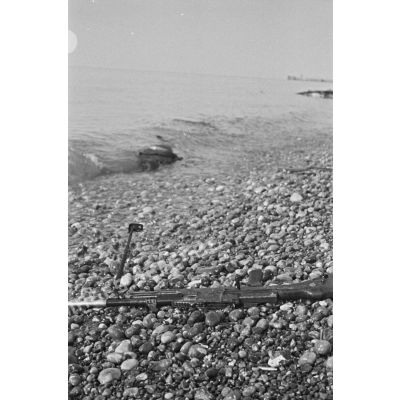 Un fusil-mitrailleur Bren sur la plage de Dieppe après le raid canadien (Opération Jubilee) du 19 août 1942.
