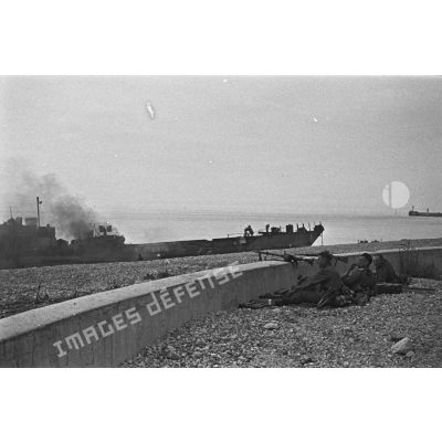 Mitrailleurs allemands tenant un poste de défense sur la plage de Dieppe après le raid canadien (Opération Jubilee) du 19 août 1942.