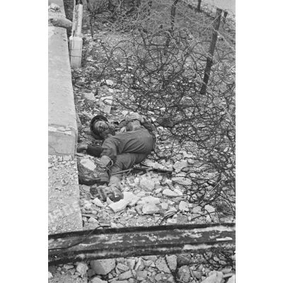Cadavre canadien sur la plage de Dieppe après le raid canadien (Opération Jubilee) du 19 août 1942.