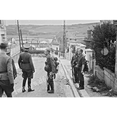 Dans les environs de Dieppe, peu après l'opération Jubilee, des officiers allemands interrogent des fantassins.