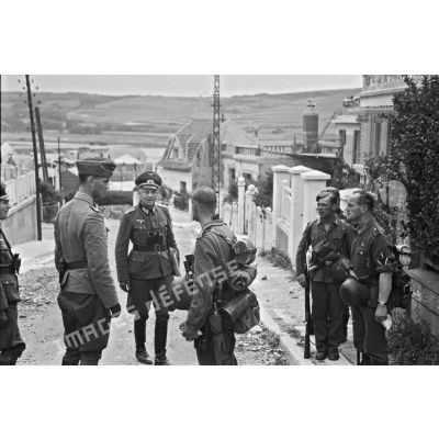 Dans les environs de Dieppe, peu après l'opération Jubilee, des officiers allemands interrogent des fantassins.