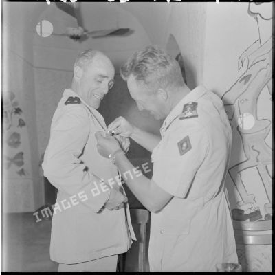 Le capitaine Prod'homme remet au général Lennuyeux l'insigne de la compagnie.