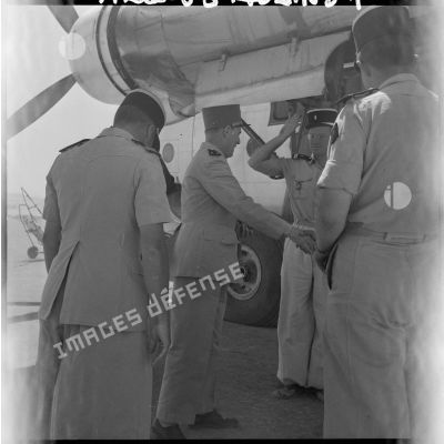 Les officiers de la 1ère compagnie saharienne portée de la légion (CSPL) accompagnent le général à l'avion qui le ramène à Alger.