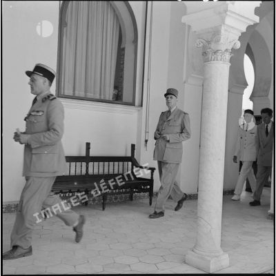 Le général de Gaulle au Palais d'Eté à Alger.