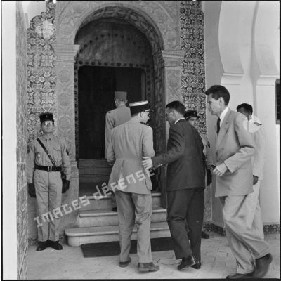 Le général de Gaulle arrive au Palais d'Eté à Alger.