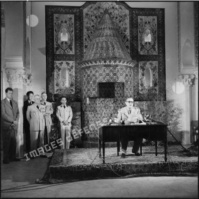 Conférence de presse du général de Gaulle au Palais d'été à Alger.