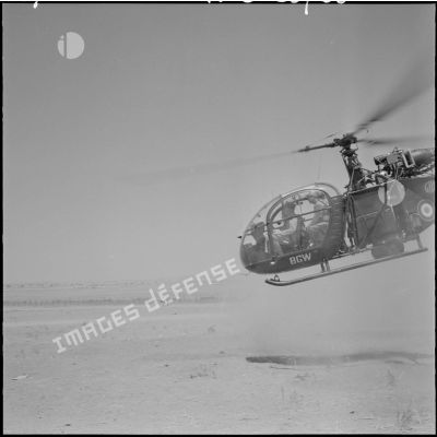 Décollage d'un hélicoptère à Bir el Ater.