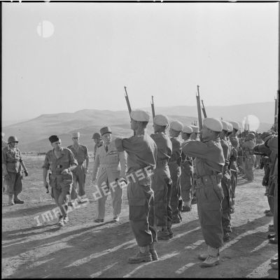 Cérémonie militaire au poste de Souk el Khemis.