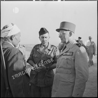 Le général Zeller au poste de Souk el Khemis.
