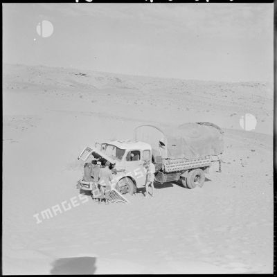 Région de Colomb-Béchar. Un camion perdu dans le désert.