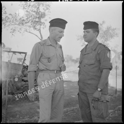 Région d'Aumale, un capitaine et un soldat en discussion devant une Jeep.