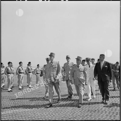 Maison-Blanche. Cérémonie militaire en présence du général de Gaulle.