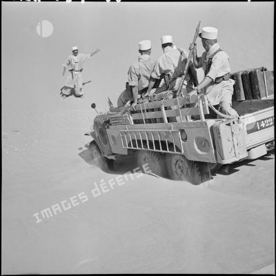Région d'Edjeleh. Une patrouille de la 2e compagnie saharienne portée de la Légion étrangère (CSPLE).