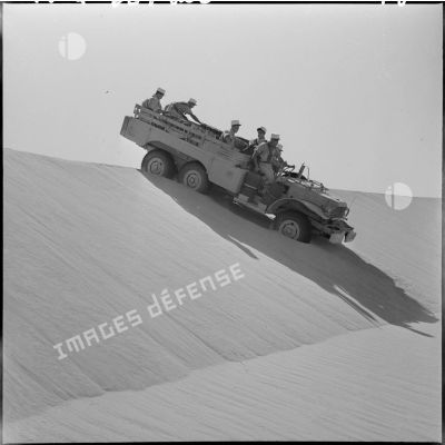 Région d'Edjeleh. Une patrouille de la 2e compagnie saharienne portée de la Légion étrangère (CSPLE).