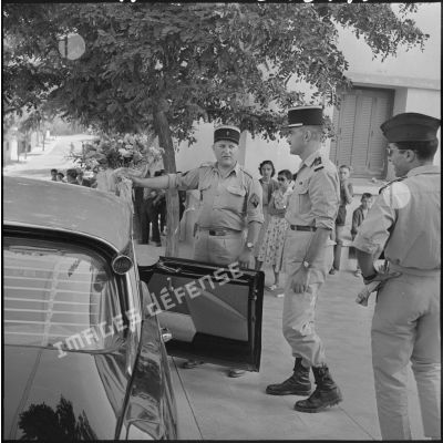 Theniet El Had. Autorités militaires devant la voiture du général Salan.