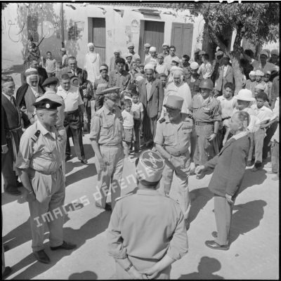 Le général Salan en visite à Theniet El Had.