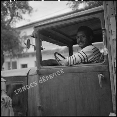 Portrait d'un homme au volant d'une camionnette.