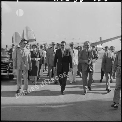 Le ministre de l'information Jacques Soustelle à son arrivée à Alger.