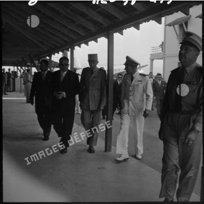 Le ministre de l'information Jacques Soustelle à son arrivée à Alger.