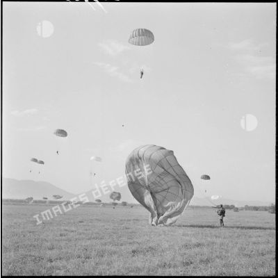 Parachutes du 6e régiment de parachutistes coloniaux (RPC).