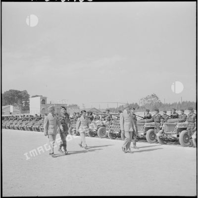 Revue des troupes au 6e régiment de parachutistes coloniaux (RPC).