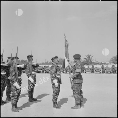 Passation de commandement au 6e régiment de parachutistes coloniaux (RPC).