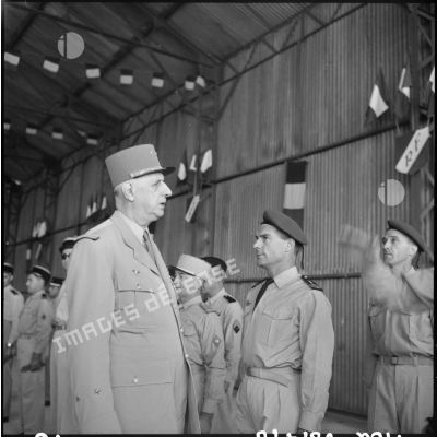 Le général de Gaulle en visite sur la base aérienne de Tiaret.