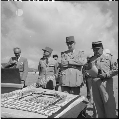 Le général de Gaulle en visite dans l'Oranais.
