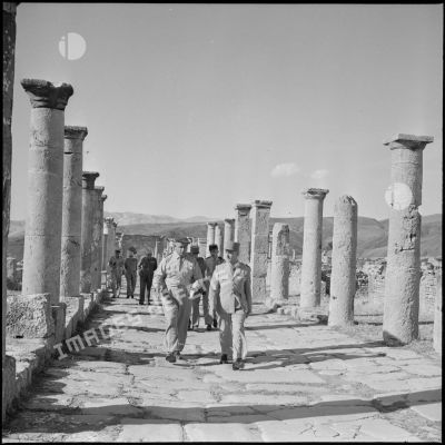 Personnalités militaires dans les ruines de Djemila.