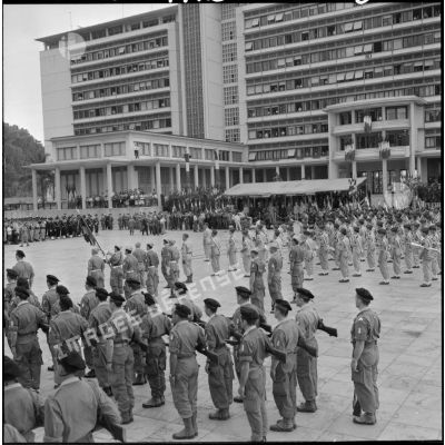 Cérémonie militaire au forum d'Alger.