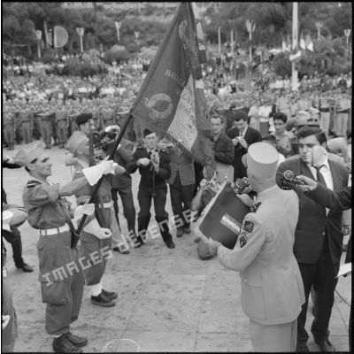 Cérémonie militaire au forum d'Alger.