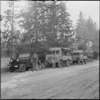 Véhicules du 12e bataillon d'infanterie (BI) à l'arrêt.