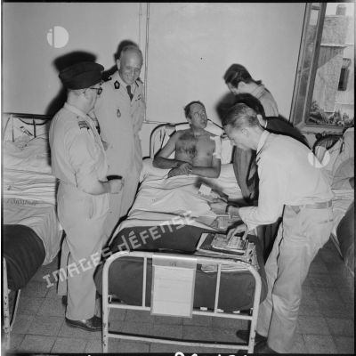 Alger. Distribution de disques aux blessés de l'hôpital Maillot.