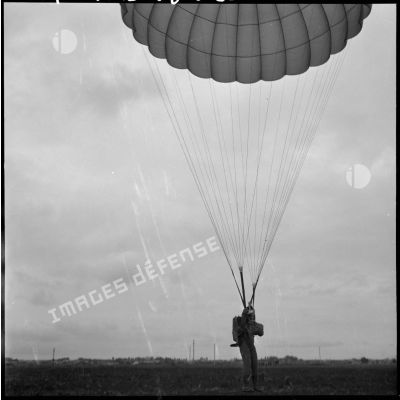 Meeting parachutistes-aviateurs à Maison-Blanche.