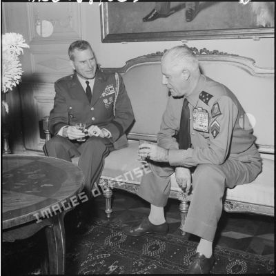 Alger. Le général Salan reçoit le général Coburn Smith Junior, attaché militaire américain.