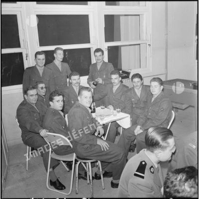 Un groupe de soldats lors d'une réception.