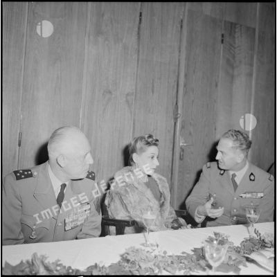 Le général Salan et son épouse lors d'une réception.