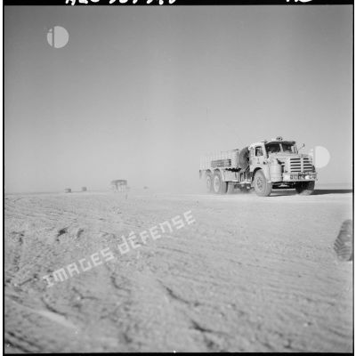 Fort Flatters. Sahara. Convoi de camions.