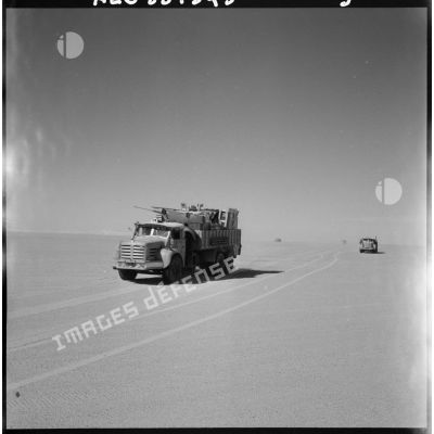 Fort Flatters. Sahara. Convoi de camions.