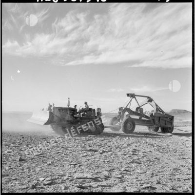 Sahara. Un bulldozer sur un chantier de la 2e compagnie saharienne du génie (CSG).