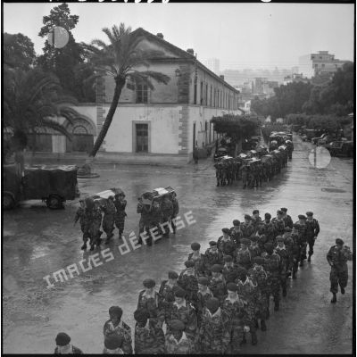 Alger. Obsèques de 15 parachutistes du 1er régiment de parachutistes coloniaux (RPC).