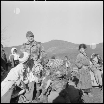 Evacuation de la population d'un village de Kabylie par le 13e régiment de dragons parachutistes (RDP) de la 10e division parachutiste (DP).