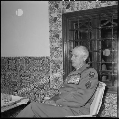 Alger, palais d'été. Portrait du général Raoul Salan assis.