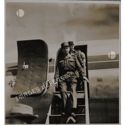 Le médecin général Jancel arrivant de France par avion Douglas DC-4.