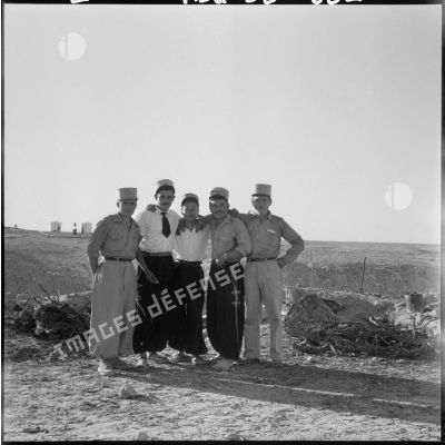 Portrait de cinq soldats du 2e groupement motorisé saharien (GMS).