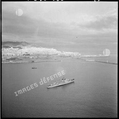 Bâtiment militaire de l'escadre de la Méditerranée dans le port d'Alger.