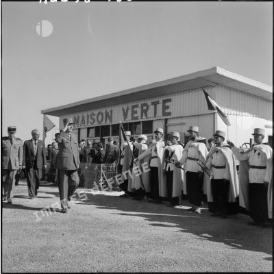 Le général de Gaulle quitte Hassi Messaoud.